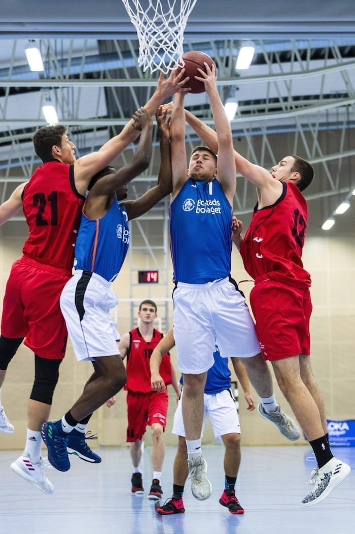 Basketmatch mellan Västra Hisingen basket och SMS PZKosz Wladslawowo