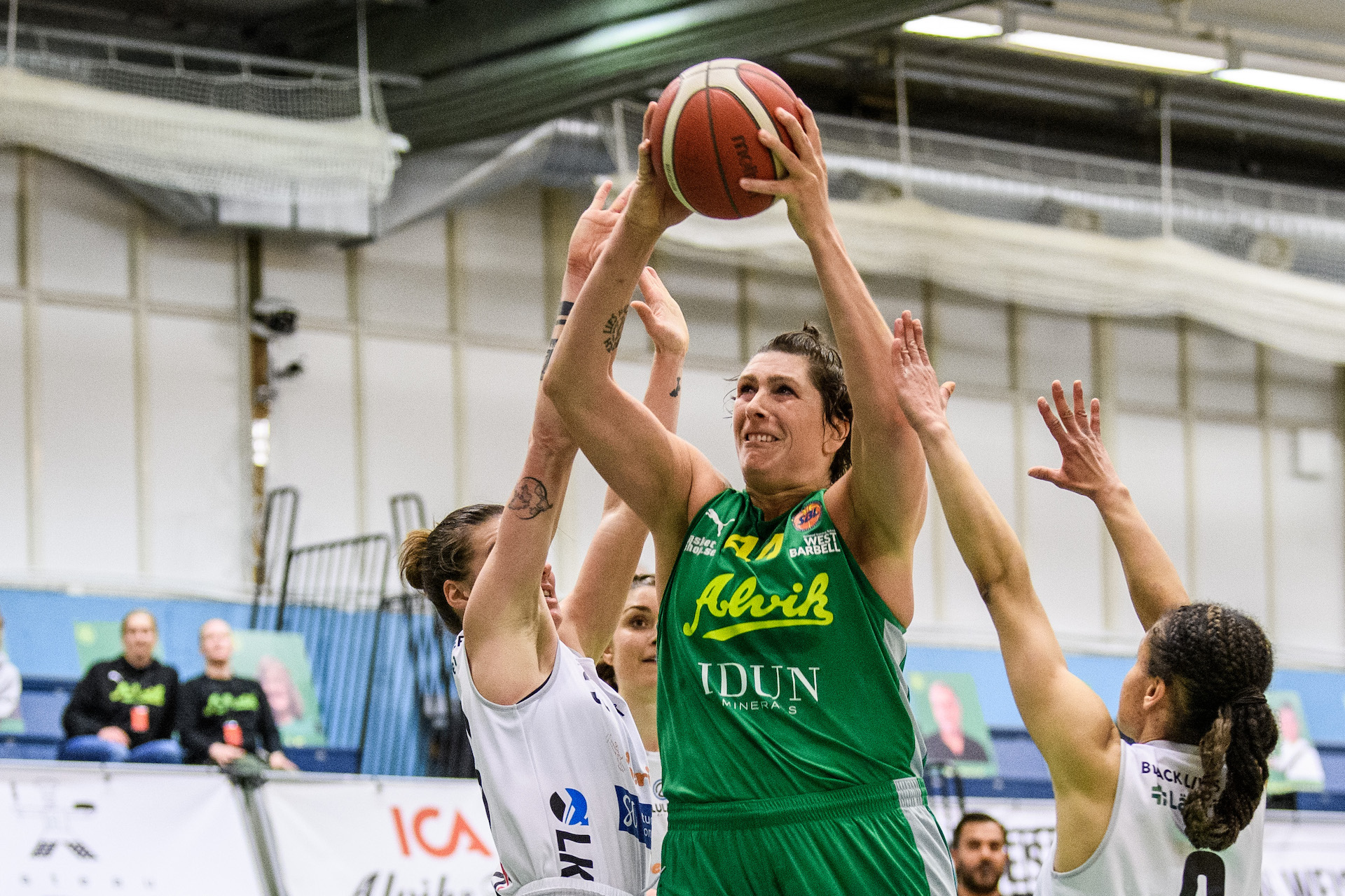 Två tjejer i bild, motståndarlag i basket. SBL Dam.